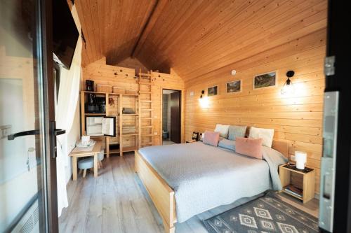 a bedroom with a bed and a desk at Domeniul Horj Casa din Stejar Moisei in Moisei