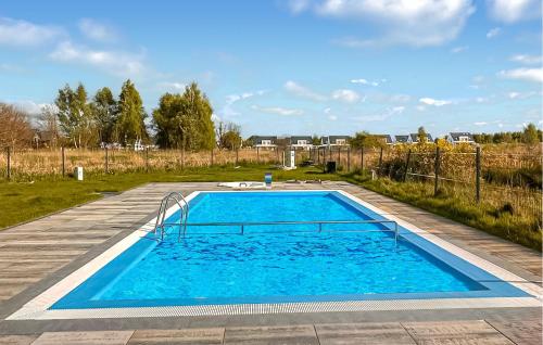 Una gran piscina con agua azul en un patio. en Amazing Apartment In Trzesacz, en Trzęsacz