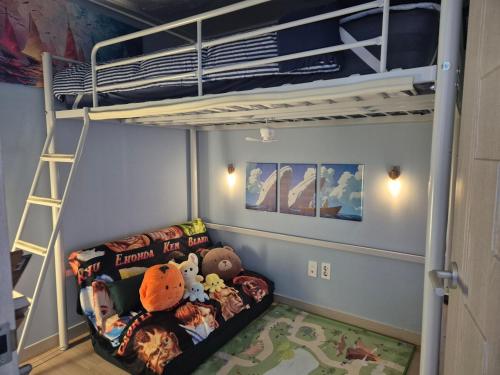 Palanda nebo palandy na pokoji v ubytování Dodu Beach House