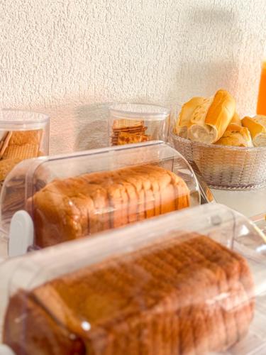 een groep plastic bakjes met brood en gebak bij Pousada Villa das Palmeiras in Búzios