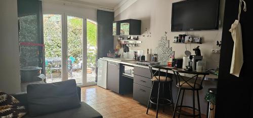une cuisine avec un comptoir, une table et des chaises dans l'établissement Appartement à La Bastidonne, à La Bastidonne