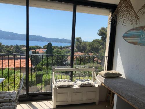 Cette chambre dispose d'un balcon avec vue sur l'eau. dans l'établissement Breathtaking sea viewT3 for 6 pool parking, à Saint-Mandrier-sur-Mer