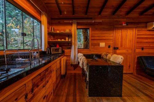a kitchen with a counter and a sink in a cabin at Cascata dos Amores in Urubici