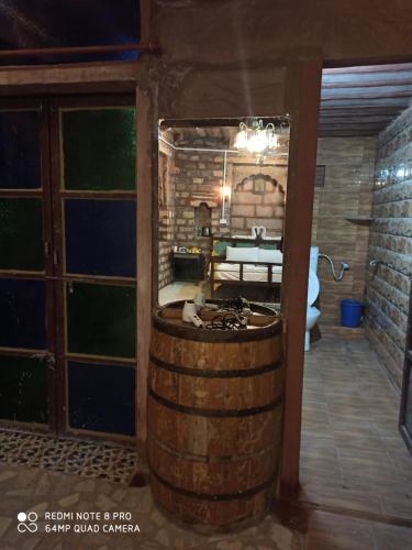 ein Raum mit einem Weinfass und einem Spiegel in der Unterkunft The Shangri-La heritage Haveli BNB in Jodhpur