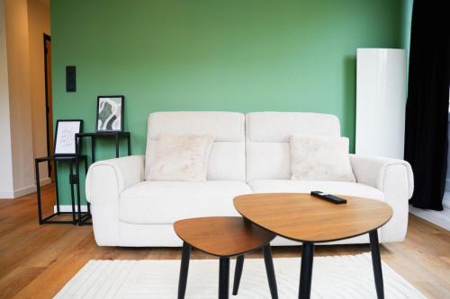 ロリアンにあるStanding & confort T3 raffiné en hypercentreの白いソファとテーブルのあるリビングルーム