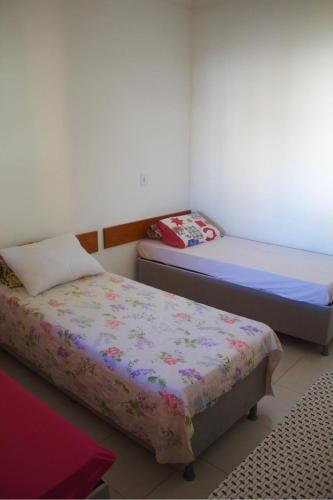 two beds in a small room withthritisthritisthritisthritisthritisthritisthritisthritisthritis at Recanto do Rey in Mucuri