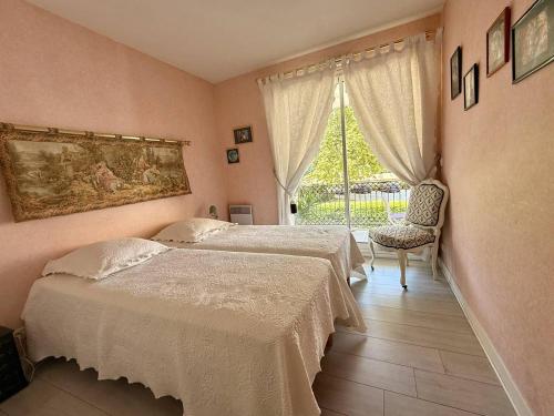 une chambre avec deux lits et une fenêtre dans l'établissement Arcachon Centre : T2 tout équipé à 150m de la plage avec loggia et parking sécurisé - FR-1-433-5, à Arcachon