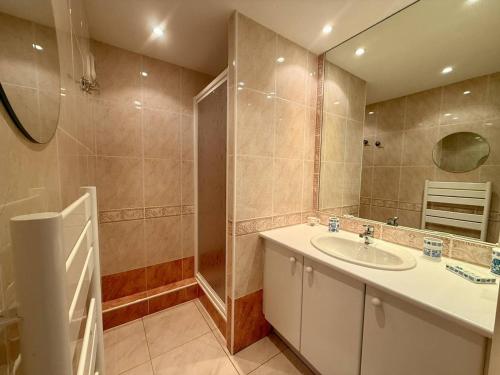 une salle de bain avec un lavabo et un miroir dans l'établissement Arcachon Centre : T2 tout équipé à 150m de la plage avec loggia et parking sécurisé - FR-1-433-5, à Arcachon