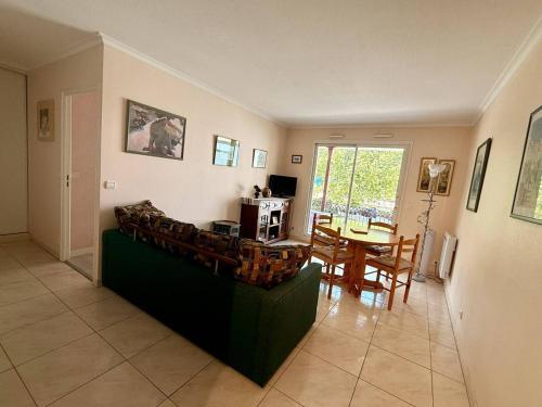 un salon avec un canapé et une table dans l'établissement Arcachon Centre : T2 tout équipé à 150m de la plage avec loggia et parking sécurisé - FR-1-433-5, à Arcachon