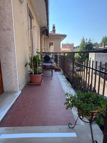 a balcony of a building with a table and plants at Al' Rrigo in Bolsena