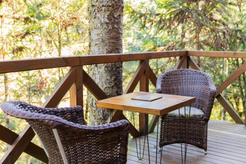 a wooden table and two chairs on a deck at Cascata dos Amores in Urubici