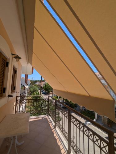 Balkoni atau teres di Beach apartment next to the temple of Hera