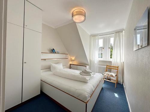Postel nebo postele na pokoji v ubytování Endreihenhaus in Keitum mit Badewanne und Grossem Garten