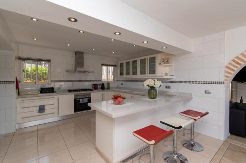 Stunning 6 Bedroom Villa Private Heated Pool