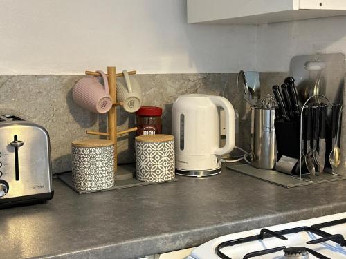 Cuisine ou kitchenette dans l'établissement Watford Junction, King Size Bed