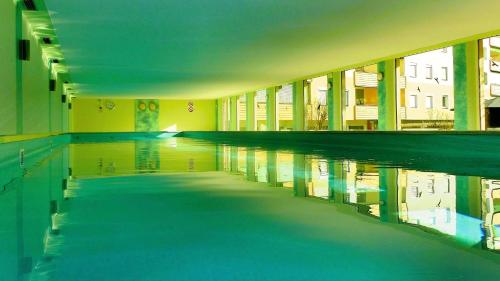 Bazén v ubytování JÜRGEN Haus KMB Seeappartement am Ossiacher See, Hallenbad und direktem Seezugang nebo v jeho okolí