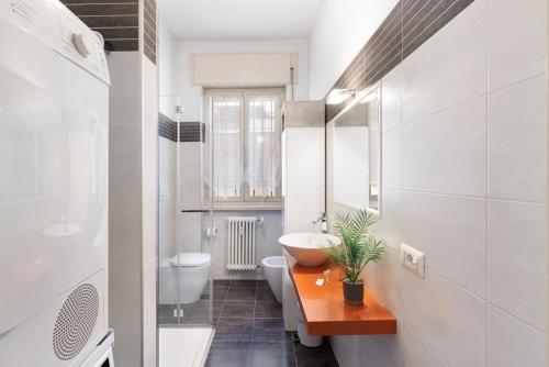 a bathroom with a sink and a toilet and a tub at Bergamo Centre - 5min from BGY Airport, WiFi, AC in Bergamo