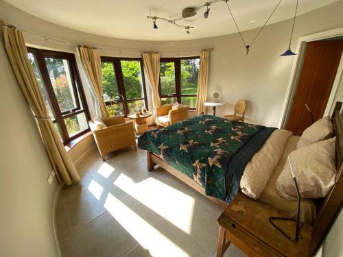 Ένα ή περισσότερα κρεβάτια σε δωμάτιο στο Private home with views, near Portrush