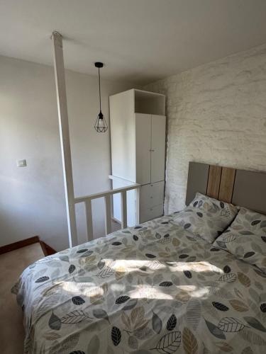 - une chambre avec un lit doté d'un couvre-lit dans l'établissement Studio centre historique, à Vannes