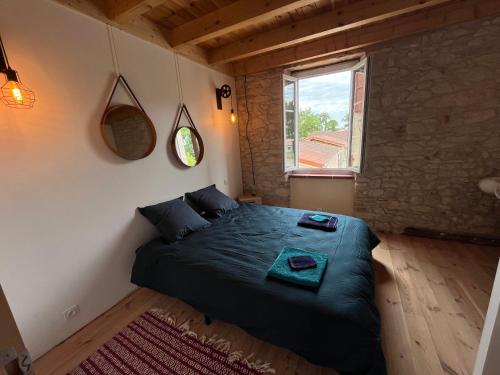 Ένα ή περισσότερα κρεβάτια σε δωμάτιο στο Chambre du vieux bourg