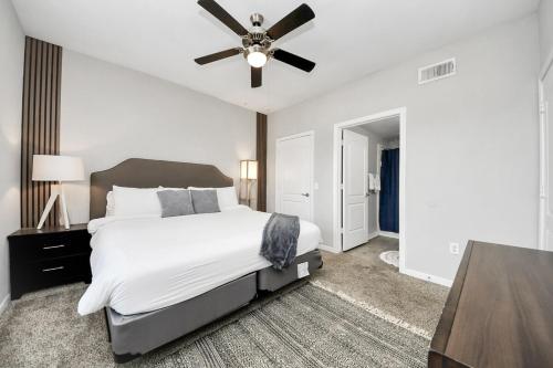 马格诺利亚Modern 1BR Retreat Open Layout, Workspace, Views的带床和吊扇的卧室