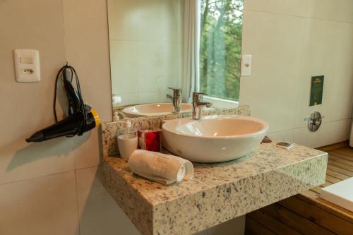 a bathroom with a large bowl sink and a mirror at Cascata dos Amores in Urubici