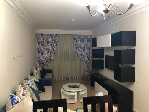 - une chambre avec deux chaises et une table dans l'établissement Sunset Pearl Sahl Hashesh, à Hurghada