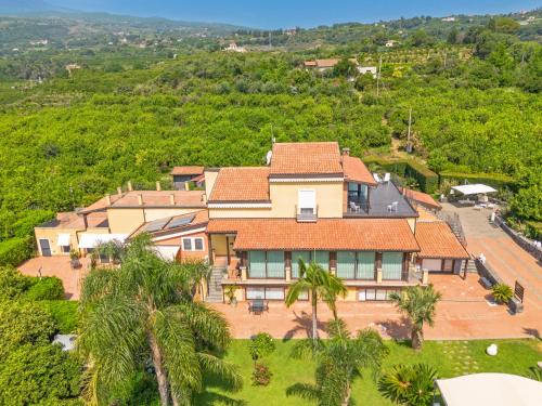 an aerial view of a house with palm trees at Feudogrande Bio Relais Hotel in Fiumefreddo di Sicilia