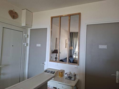 La salle de bains est pourvue d'un miroir et d'un lavabo. dans l'établissement Studio cabine face mer avec parking privé, proche commerces et plage - FR-1-81-463, à Port-Leucate