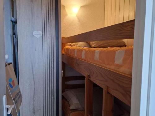 - deux lits superposés dans une petite chambre dans l'établissement Studio cabine face mer avec parking privé, proche commerces et plage - FR-1-81-463, à Port-Leucate