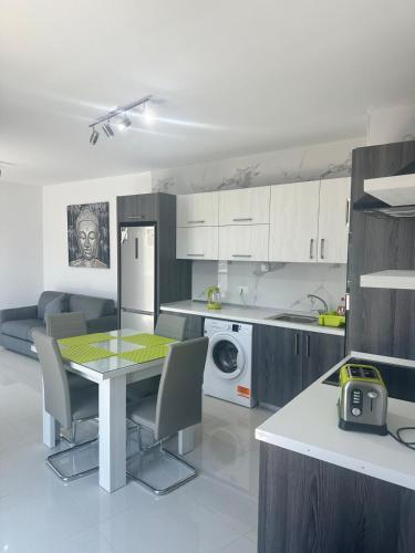 a kitchen with a table and chairs in a room at Beautiful brend new apartment in San Pawl il Bahar