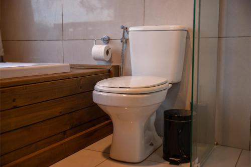 a bathroom with a white toilet and a bath tub at Cascata dos Amores in Urubici