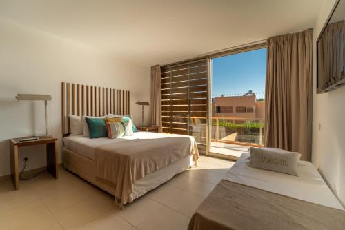 Ένα ή περισσότερα κρεβάτια σε δωμάτιο στο Villa SAL- Pool & Beach Escape