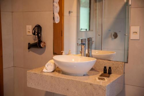 a bathroom with two sinks and a large mirror at Cascata dos Amores in Urubici