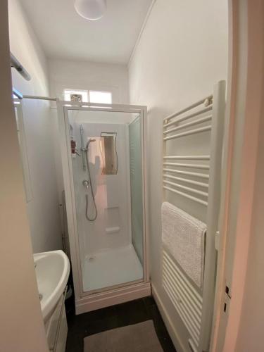 une salle de bain blanche avec douche et toilettes dans l'établissement Cocon Appartement Hyper-centre proche plage et marché - 2 chambres, au Pouliguen