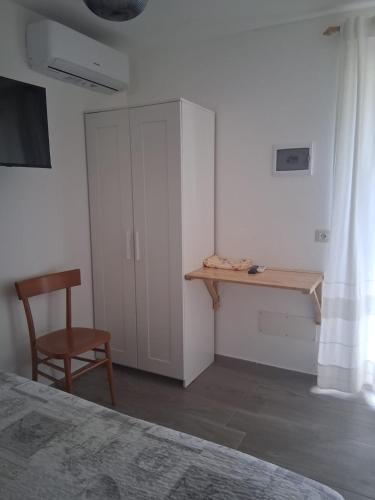 a bedroom with a bed and a desk and a chair at Casa Marta in Enas