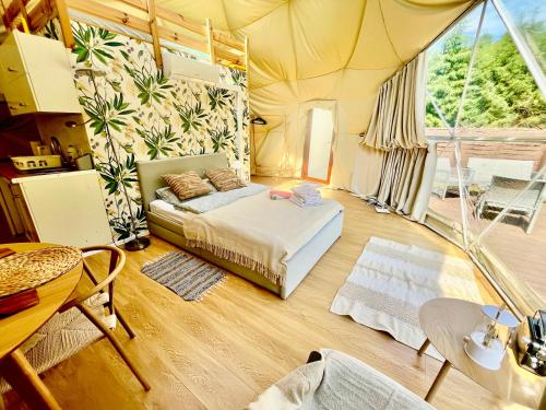 Postel nebo postele na pokoji v ubytování Tatra Glamp Mazury - sieć noclegowa Tatra Glamp