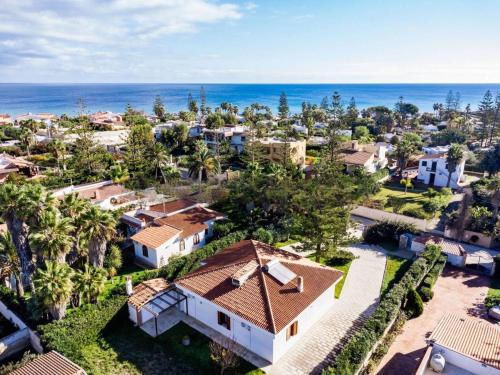 an aerial view of a house with the ocean in the background at Villa Marzamemi 200 m dal mare in San Lorenzo