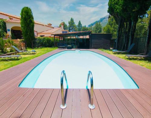una gran piscina en una terraza de madera en Hotel Rural El Refugio - Adults Only, en Tejeda