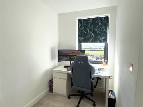 escritorio con silla frente a una ventana en 7 Bays House, en Moffat