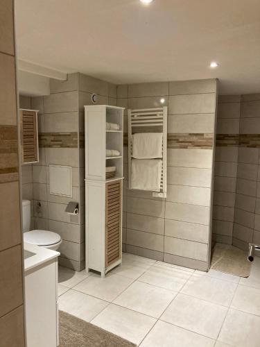 une petite salle de bain avec toilettes et lavabo dans l'établissement Les Gîtes d Albâtre, le 02, au Tréport