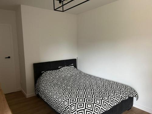 Ένα ή περισσότερα κρεβάτια σε δωμάτιο στο Apartament Browary Wrocławskie Prywatny Parking Siłownia