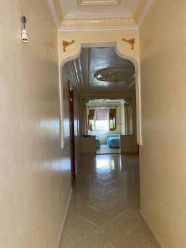 a hallway with a room with a bed and a ceiling at شقة للكراء بشاطئ زمانة بالجبهة in El Jebha