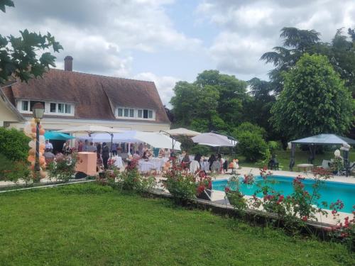 un groupe de personnes assises à une table près d'un billard dans l'établissement Domaine des bruns, à Châtillon-Coligny