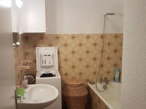 - une petite salle de bains avec évier et cuisinière dans l'établissement Duplex 3 pièces avec balcon, proche Barcelonnette - FR-1-804-35, à Saint-Pons