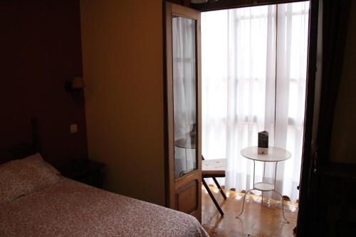 Postel nebo postele na pokoji v ubytování Hotel Puerto de Llanes