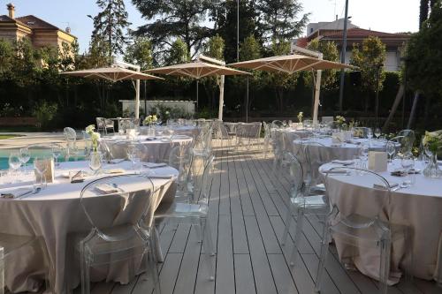 Un restaurante o sitio para comer en Villa Verdeoro