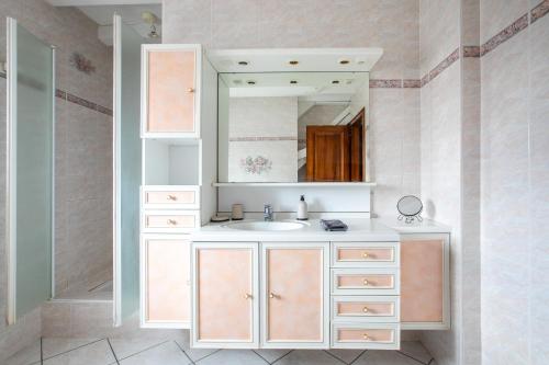 une salle de bain avec un lavabo et un miroir dans l'établissement Route des vins d'Alsace, domaine viticole 'Pinot Gris', à Pfaffenheim