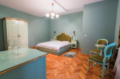 シビウにあるPensiunea Casa Helisのベッドルーム1室(ベッド1台、テーブル、椅子付)