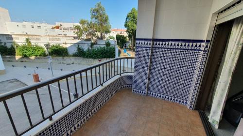 Apartment in Rota Cadiz, terrace AC wifiにあるバルコニーまたはテラス